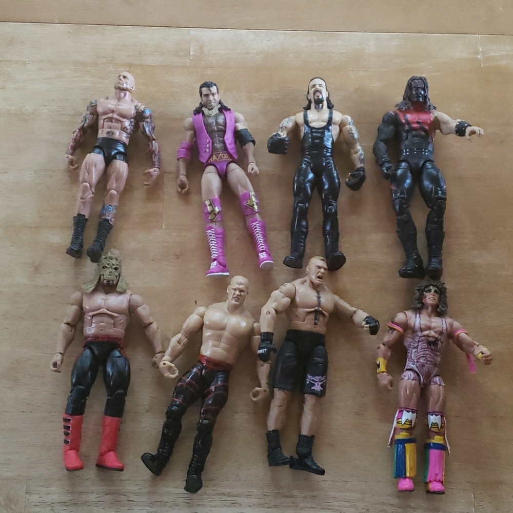 8 WWE figures